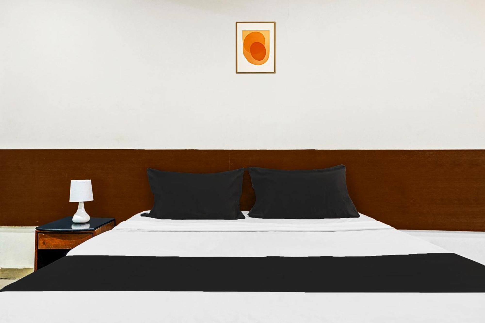 Hotel O Royal Lodge Koregaon Extérieur photo