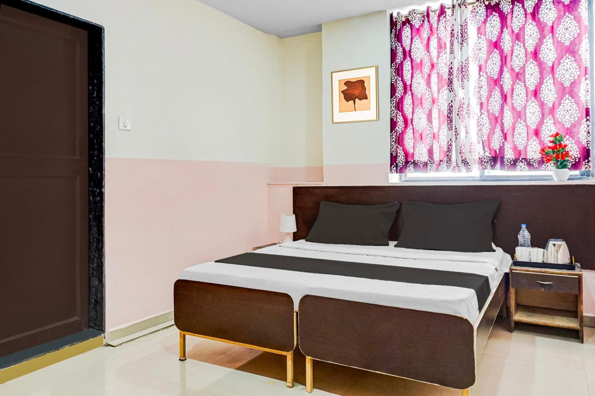 Hotel O Royal Lodge Koregaon Extérieur photo