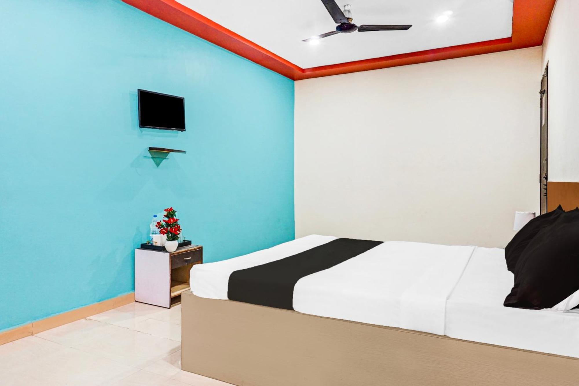 Hotel O Royal Lodge Koregaon Extérieur photo
