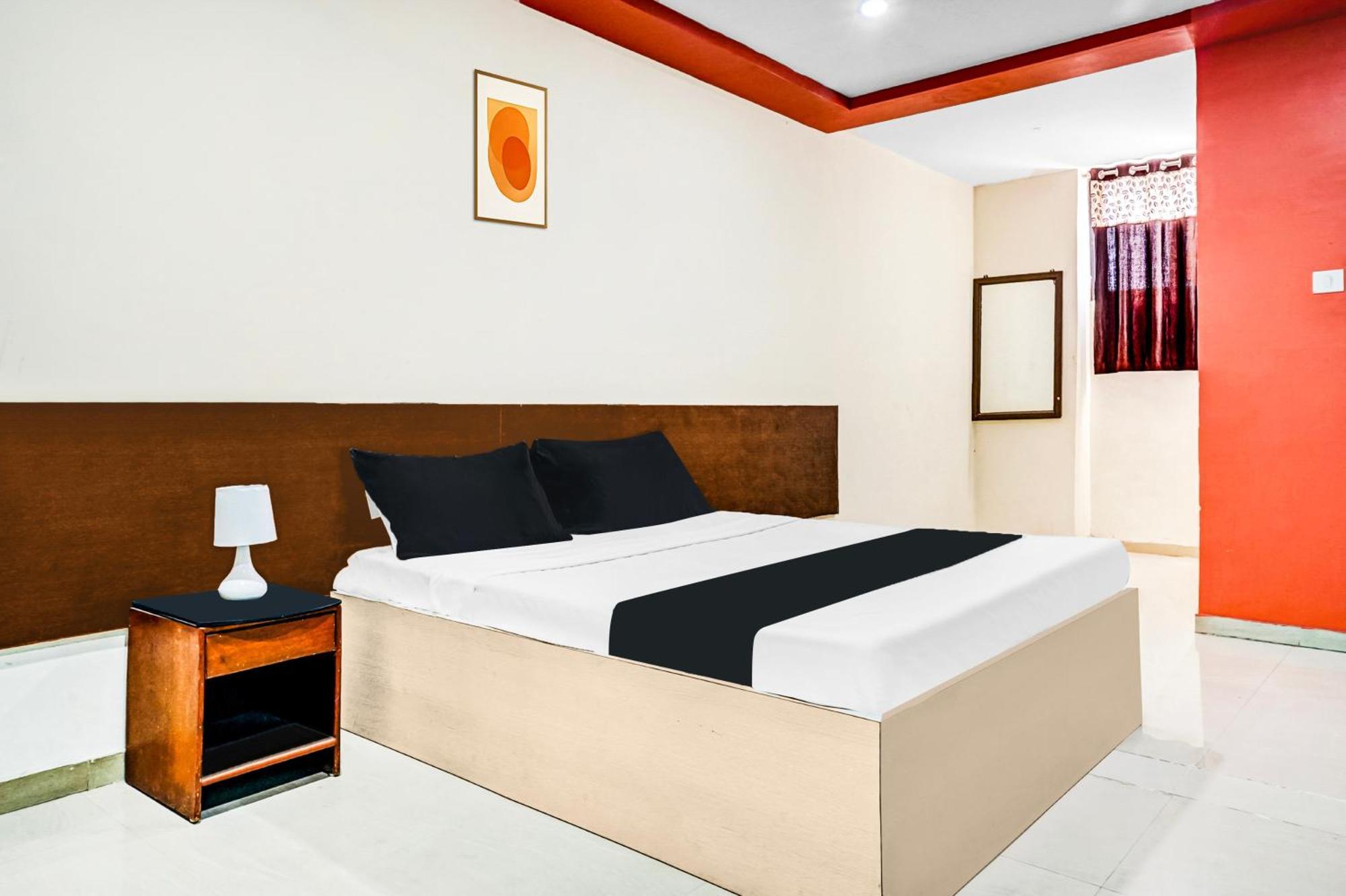 Hotel O Royal Lodge Koregaon Extérieur photo
