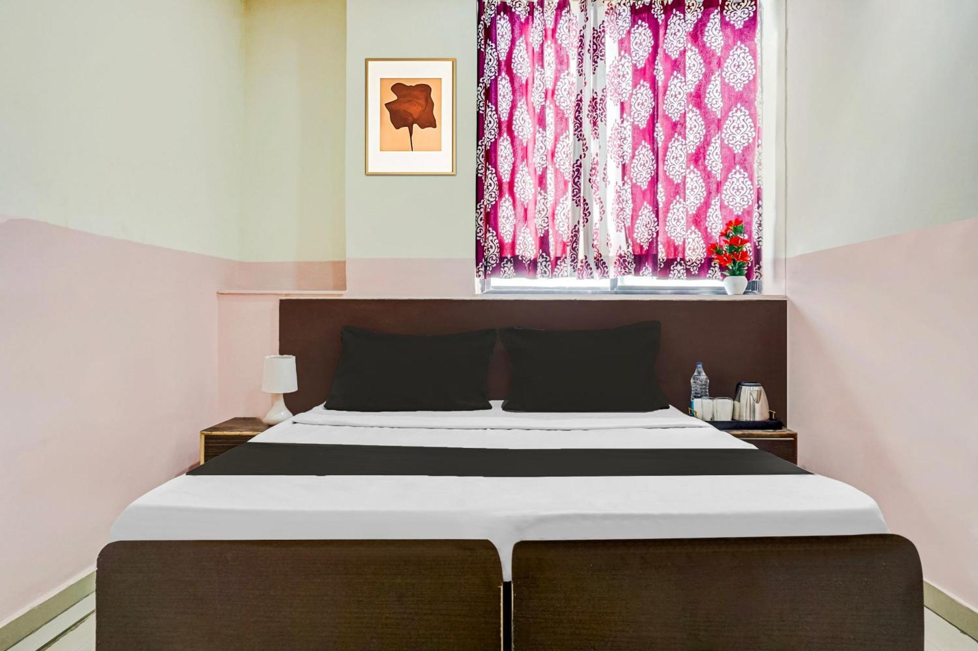 Hotel O Royal Lodge Koregaon Extérieur photo