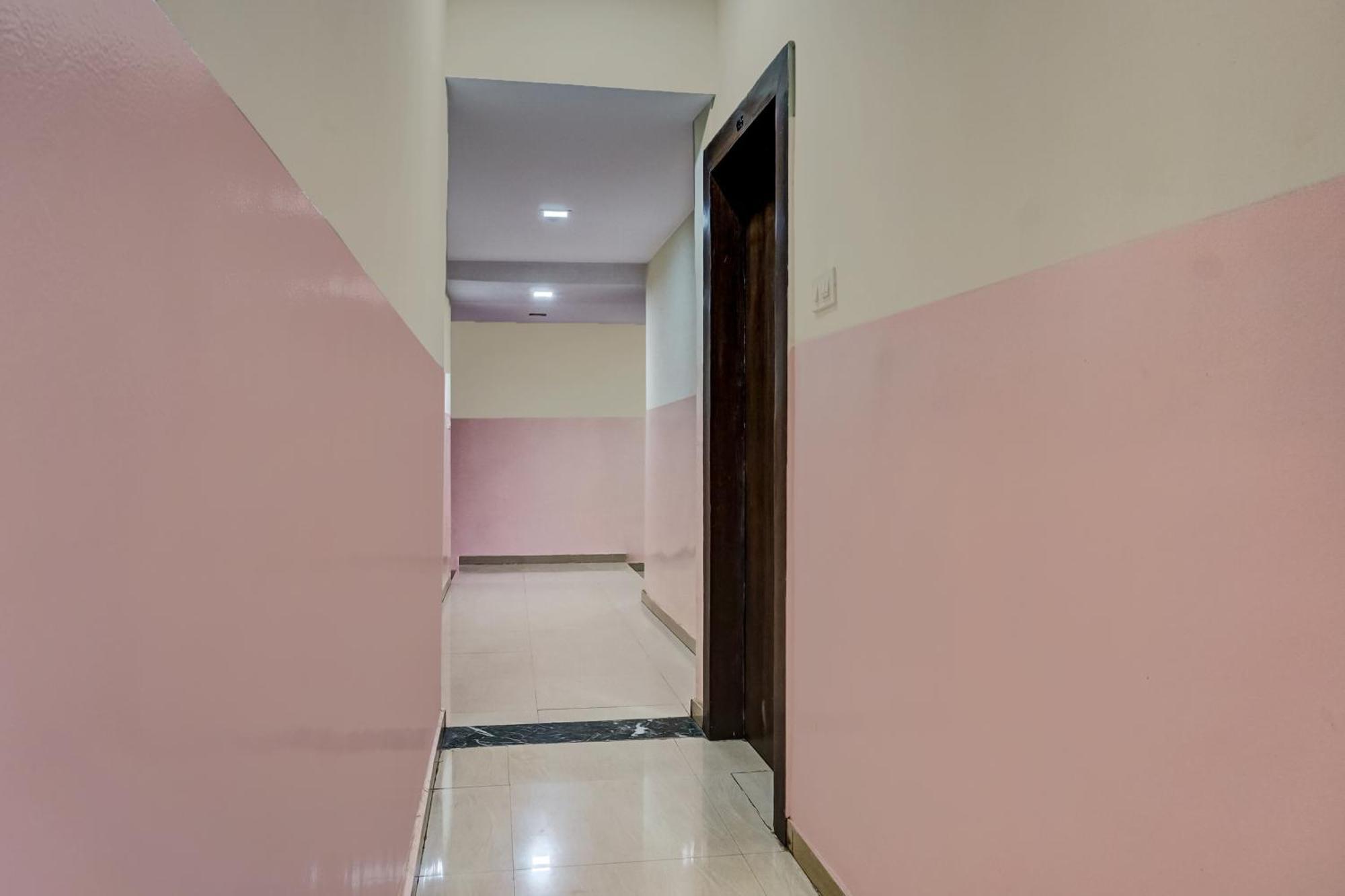 Hotel O Royal Lodge Koregaon Extérieur photo